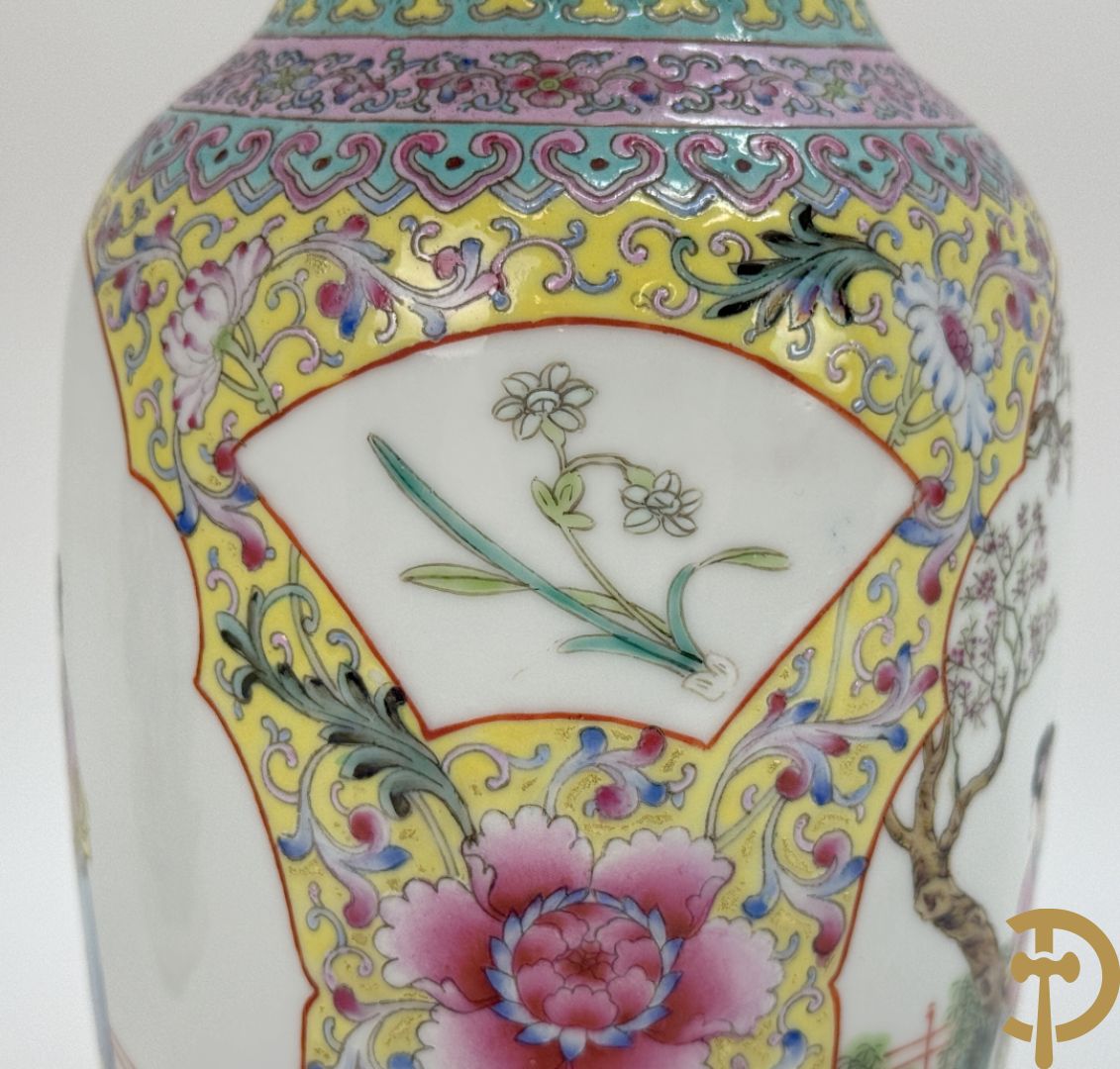 Chinese porseleinen rolvaas met damesdecor, getekend + Chinese porseleinen republieksvaas met damesdecor