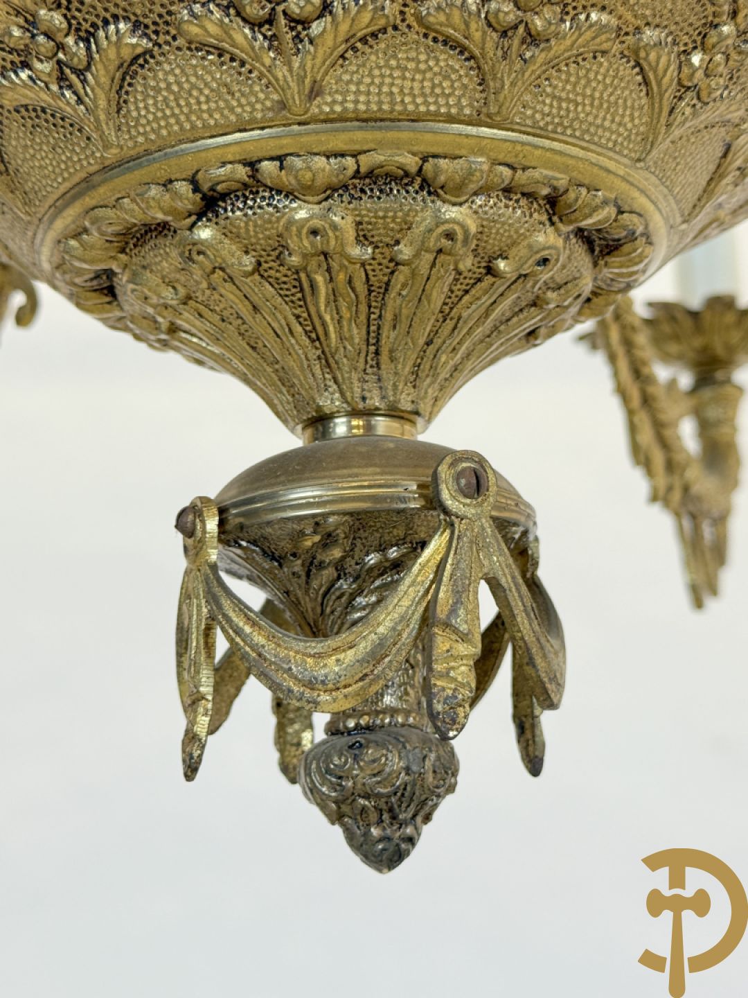 Koperen twaalfarmige luchter bezet met fee