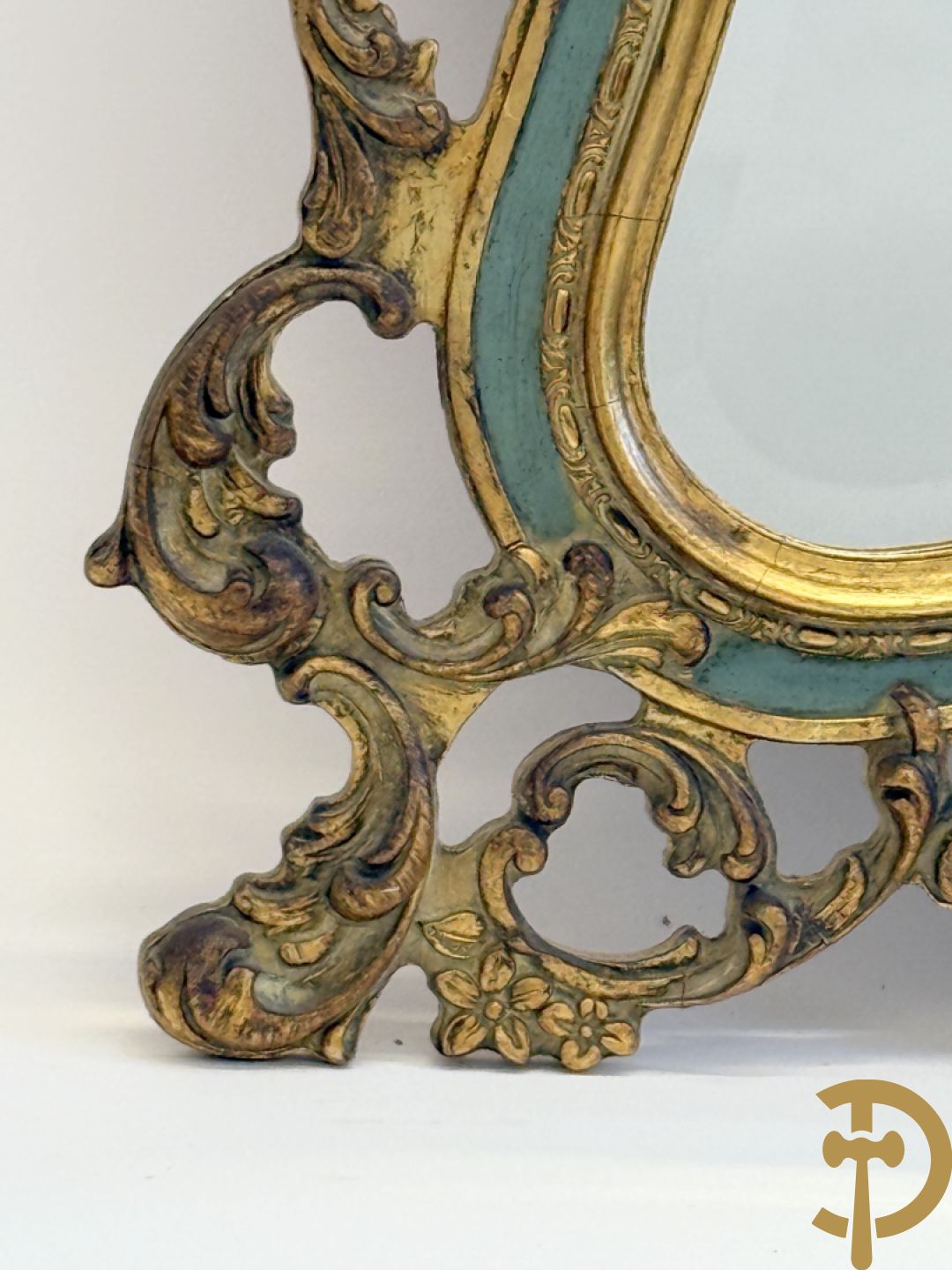 Paar vergulde spiegels met geslepen boord en rocailles, Louis XV stijl