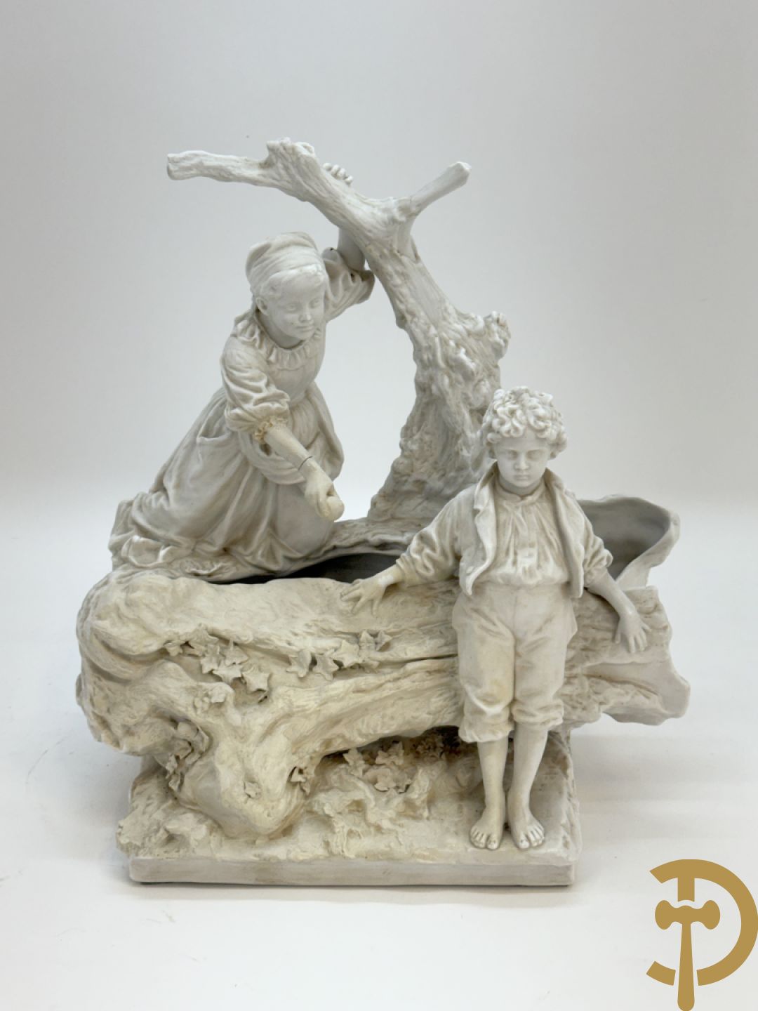 Ongetekend, witte biscuit van jongen en meisje bij boomstronk