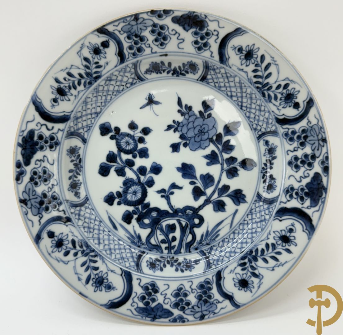 Acht Chinese porseleinen blauw/wit bordjes met bloemendecor, Kangxi