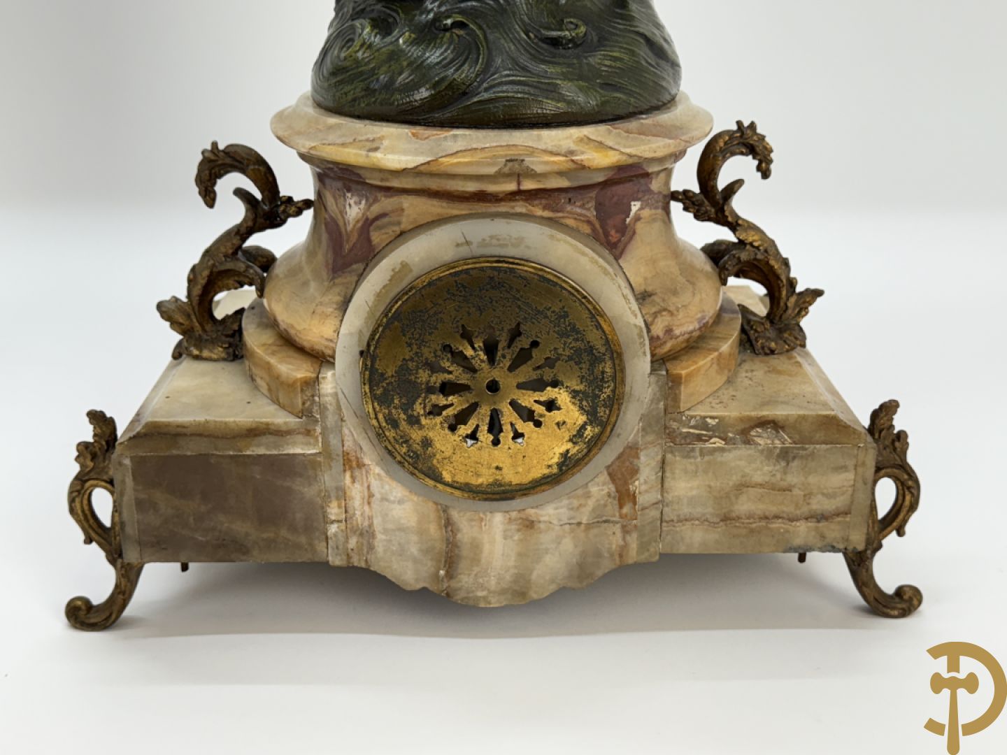 Driedelige zamak garnituur bestaande uit pendule met cupido en dame geflankeerd door paar vijfarmige kandelaars, Bruchon getekend