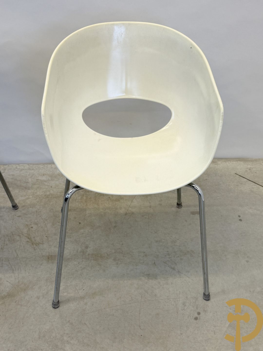 Twee witte vintage stoelen op chromé onderstel, Sintesi Orbit Large ontworpen door Cantarutti
