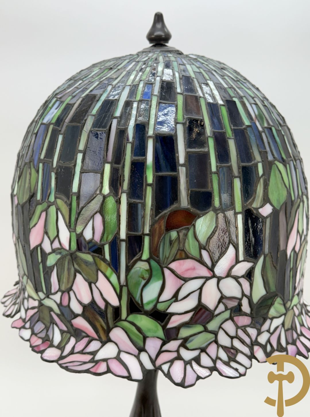 Bronzen tafellampadaire met kap met bloemen, Tiffany stijl