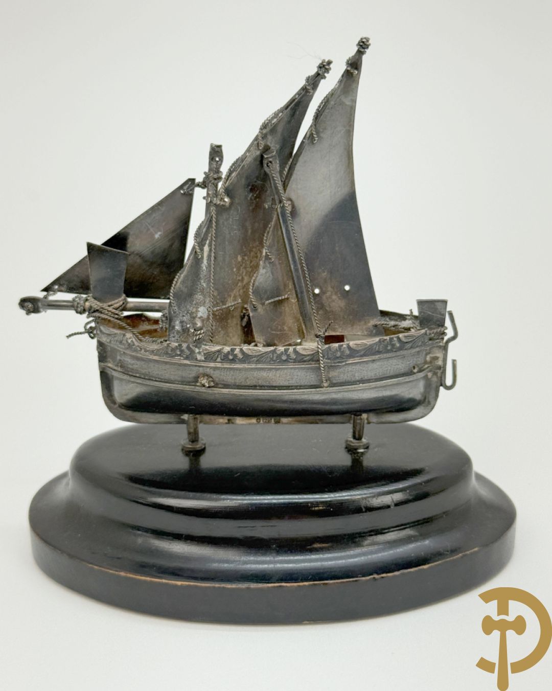 Massief zilveren zeilbootje op houten sokkel