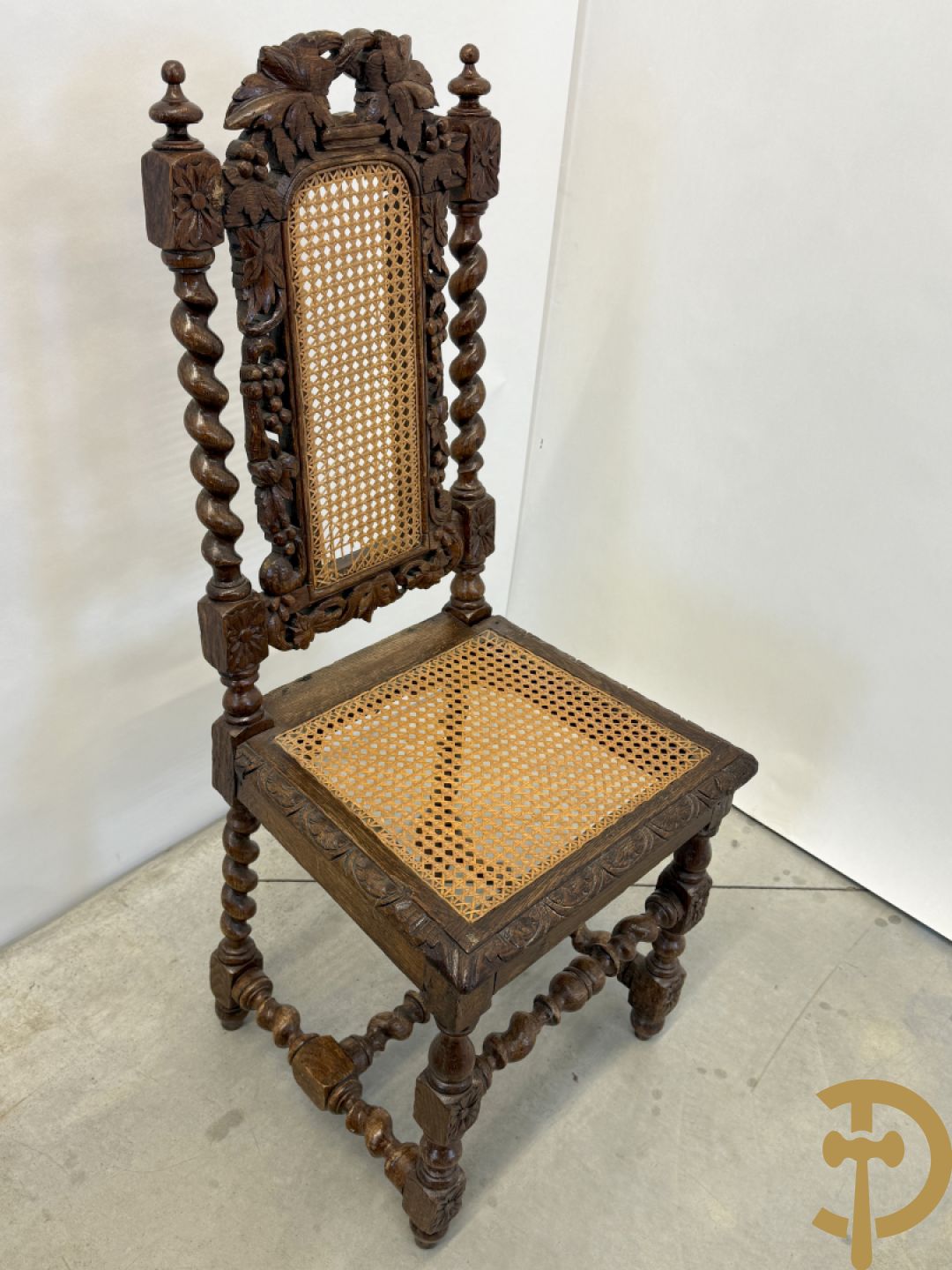 Eiken ovale jachttafel met 4 verschillende dieren + zes stoelen met canage op getorste poten (verschillende modellen)