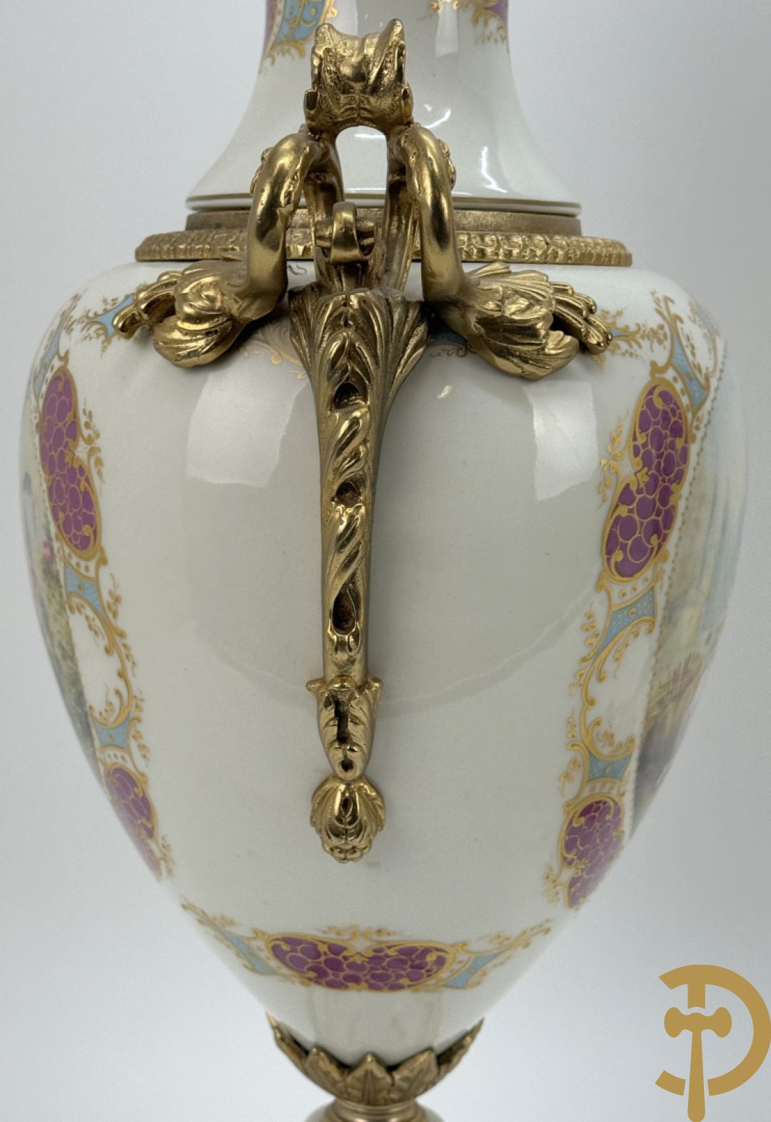 Paar porseleinen Sèvres stijl dekselpotiches met dubbel bedrukt romantisch decor en bezet met bronzen ornamenten