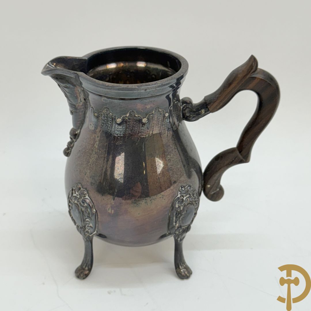 Verzilverd koffieservies met Louis XV motieven op verzilverde schotel, gemerkt M R 25, bestaande uit koffiekan, theekan, melkkan en suikerpot