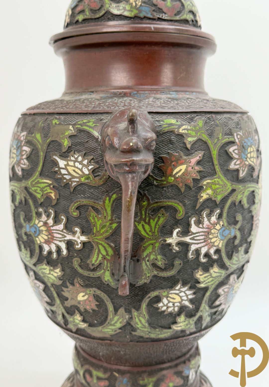Japanse cloisoné vaas met fo-hond en bloemenmotieven
