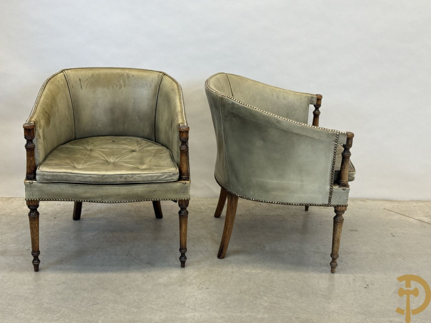 Twee kuipvormige lederen bergères