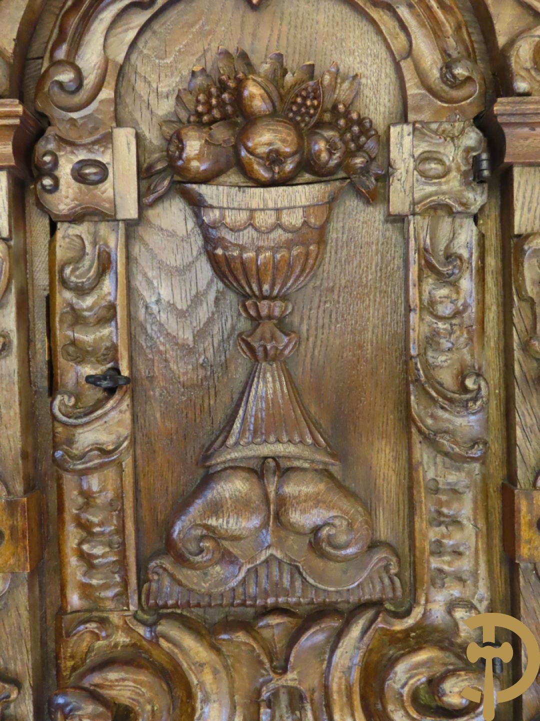 Massief eiken hangtabernakel + religieus brocaat