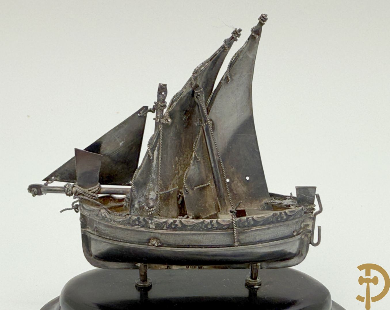Massief zilveren zeilbootje op houten sokkel