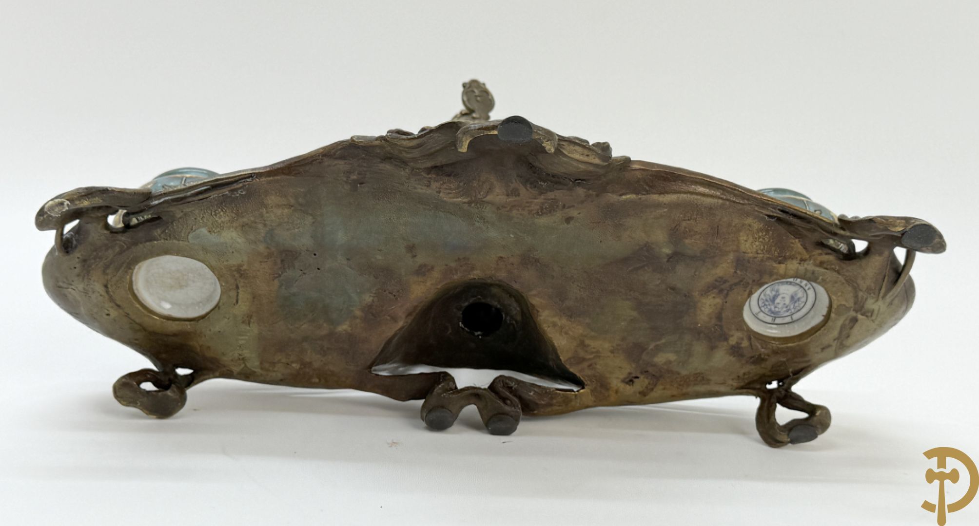 Bronzen inktstel bezet met staande dame met opmaakspiegel en zijdelings met 2 encriers, Art Nouveau stijl