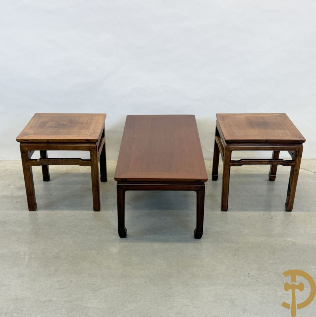 Twee hardhouten Chinese bijzettafels + salontafel