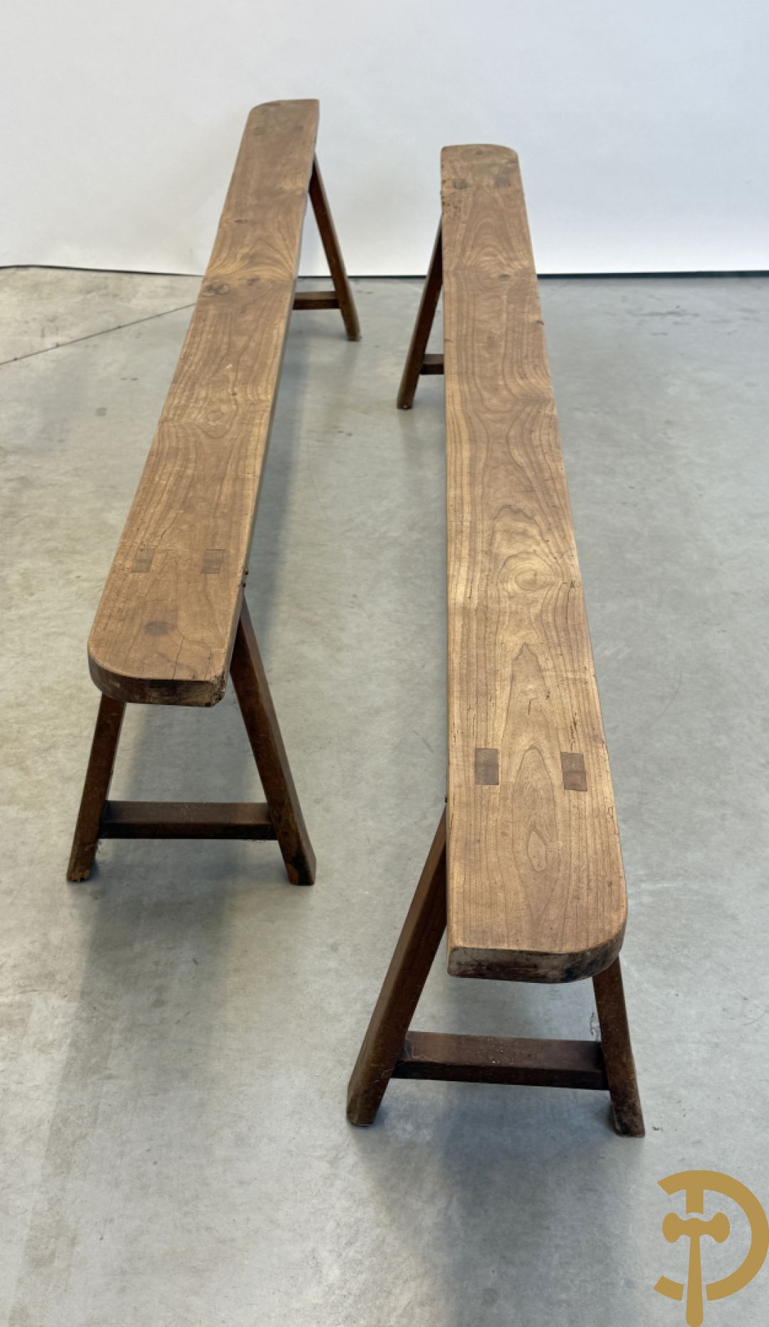 Paar lange eiken kloosterbanken