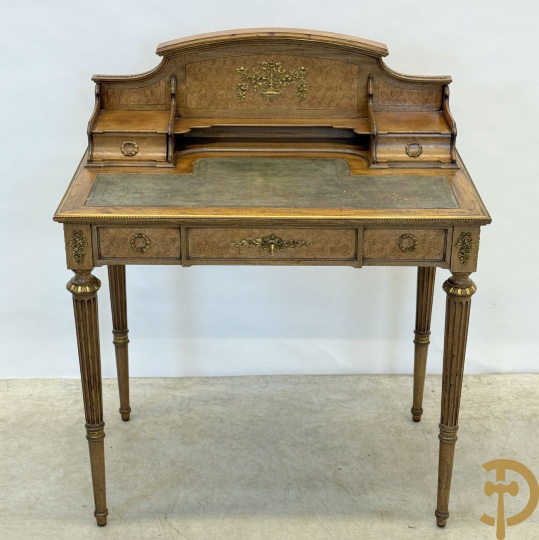 Frans notelaren damesschrijfbureel met marketterie, bronsbeslag, lederen blad, grote lade onderaan en 2 kleine lades boven, 19e