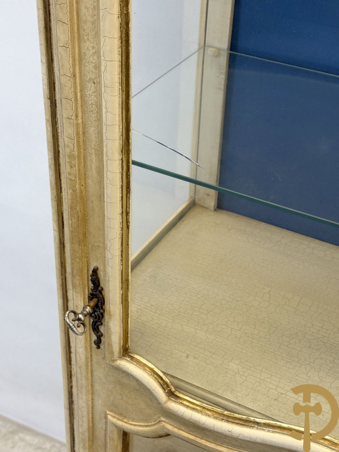 Gemonochromeerde Louis XV vitrine met basrelief van romantische scène
