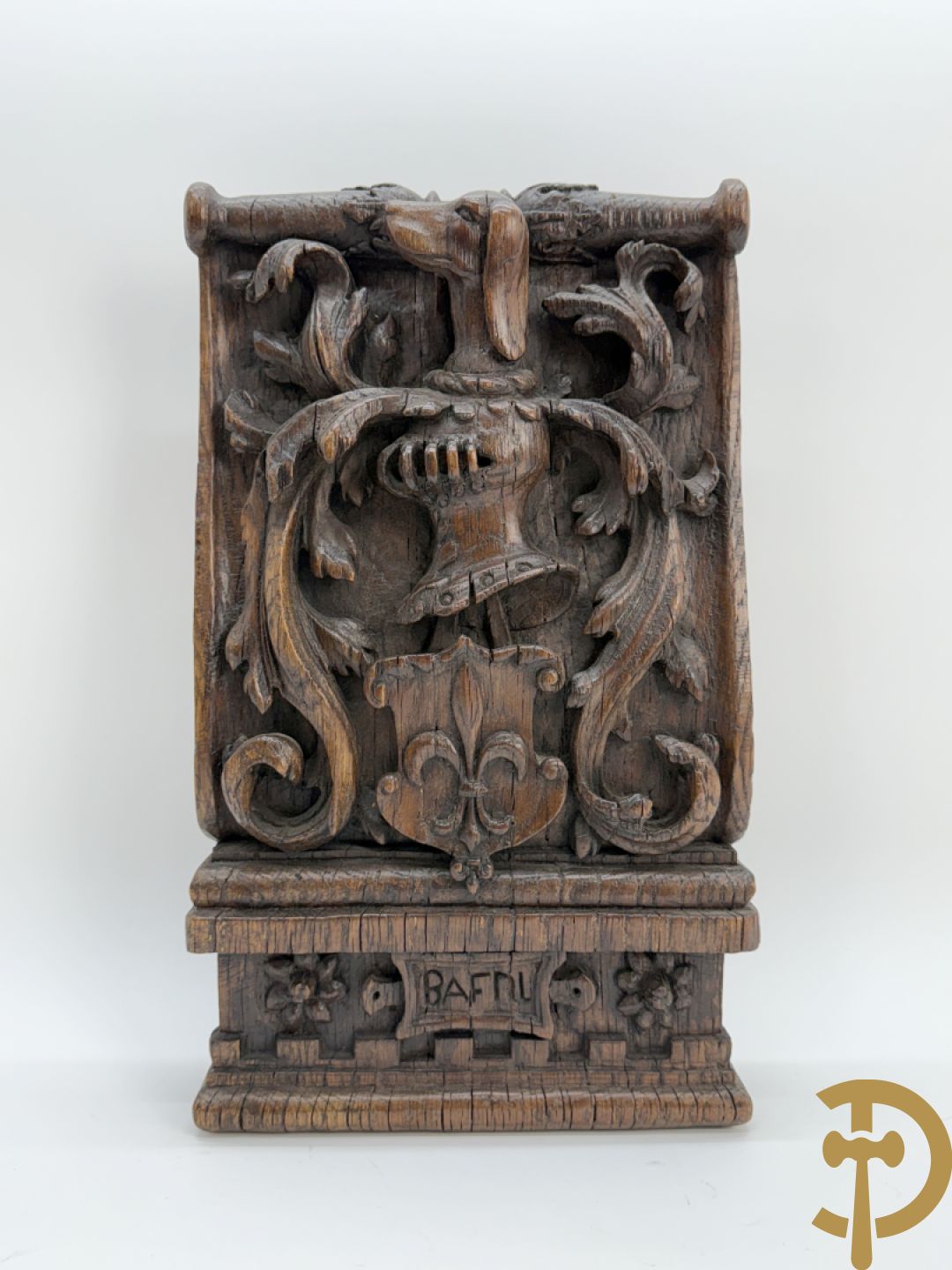 Basrelief met sculptuur van een embleem bezet met hond en harnas + houtsculptuur van heilige Jozef met kind + Madonna