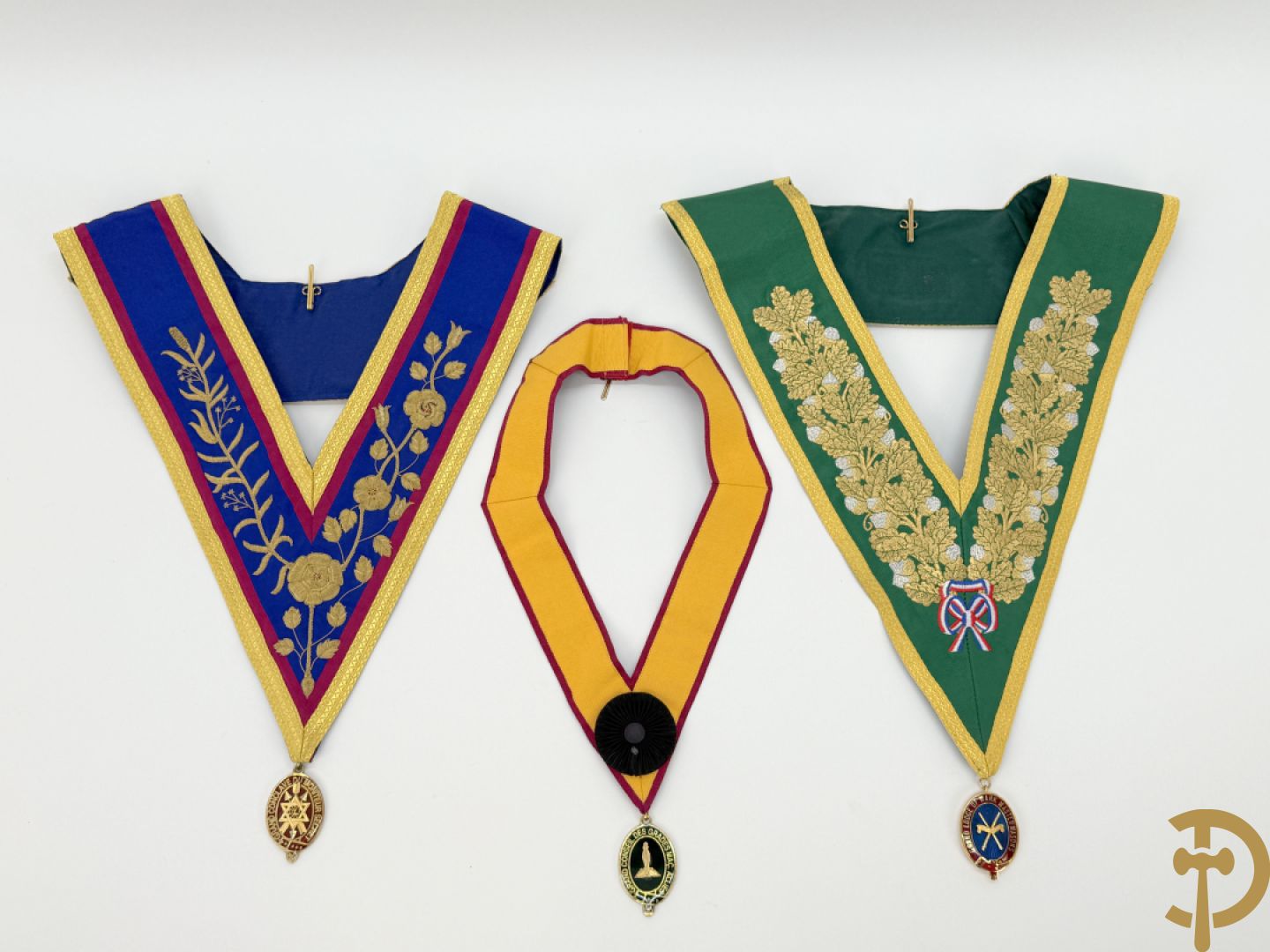 Drie kraagbanden van de Vrijmetselarij : Grand Lodge of Mark Mastermasons, Grand Conseil des Grades Mac.Allies en Grand Conclave du Moniteur Secret