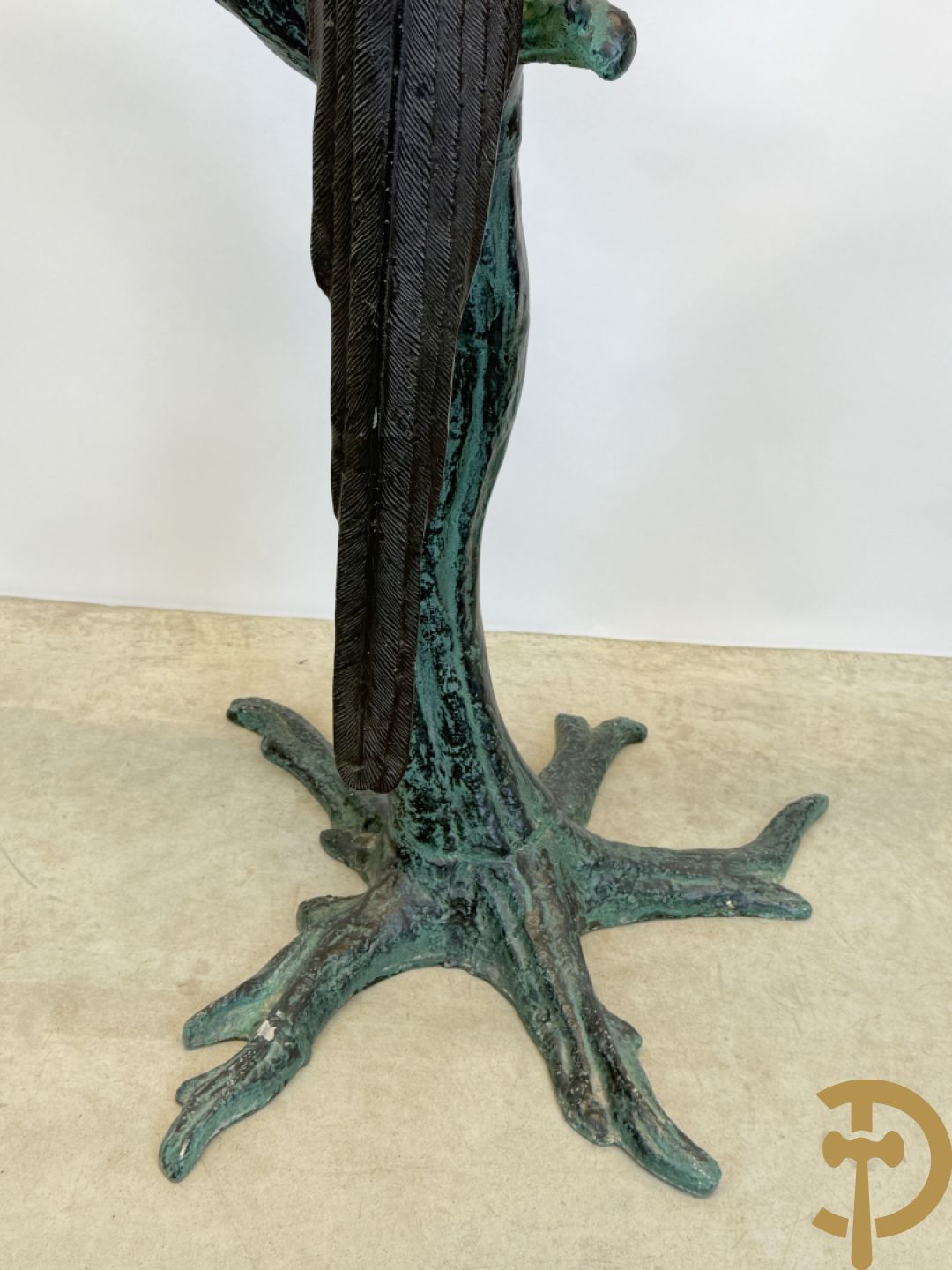 Metalen gepatineerde papegaai op boomstronk