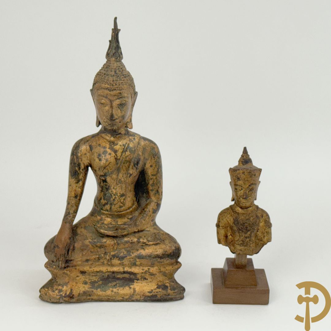 Bronzen zittende boedha in verloren was techniek + fragment van Tibetaans vergulde boedha + bronzen boedhahoofd op houten sokkel