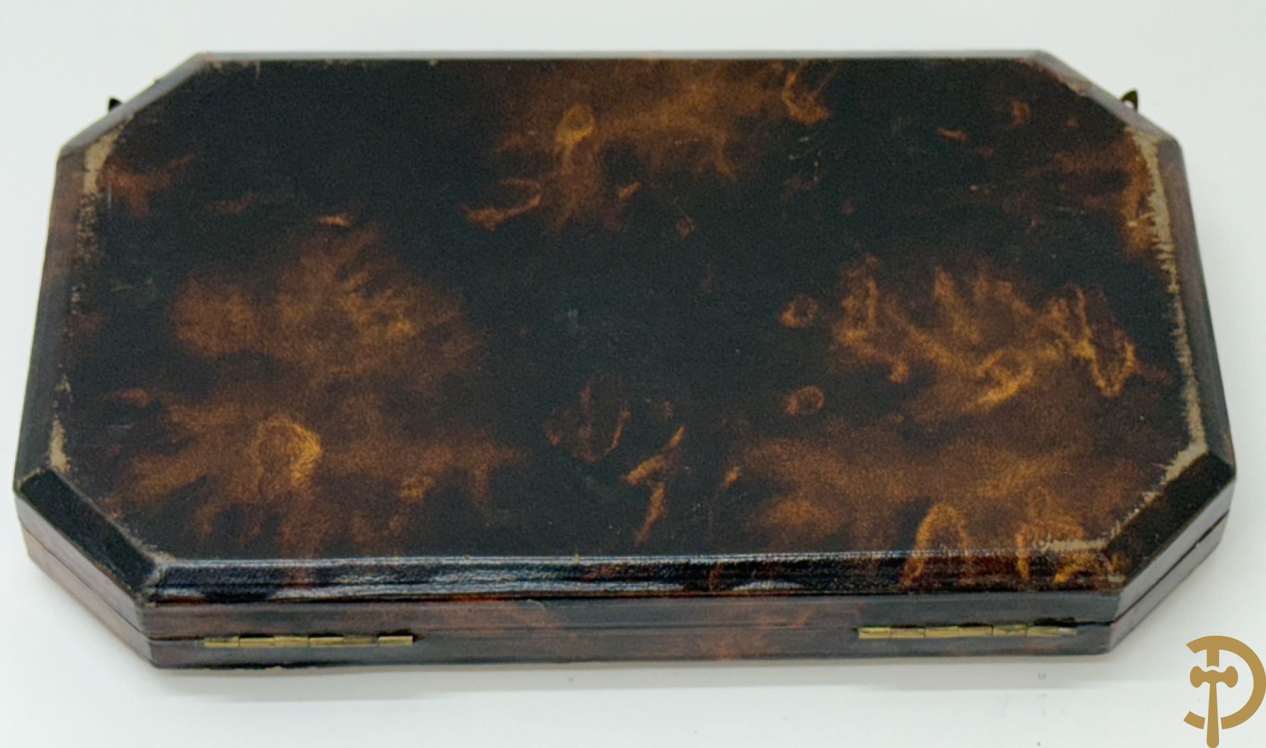 Massief zilveren sigarettenhouder bezet met email bovenaan, Engels gemerkt, in schrijn + massief zilveren poederdoos bezet met email in schrijn