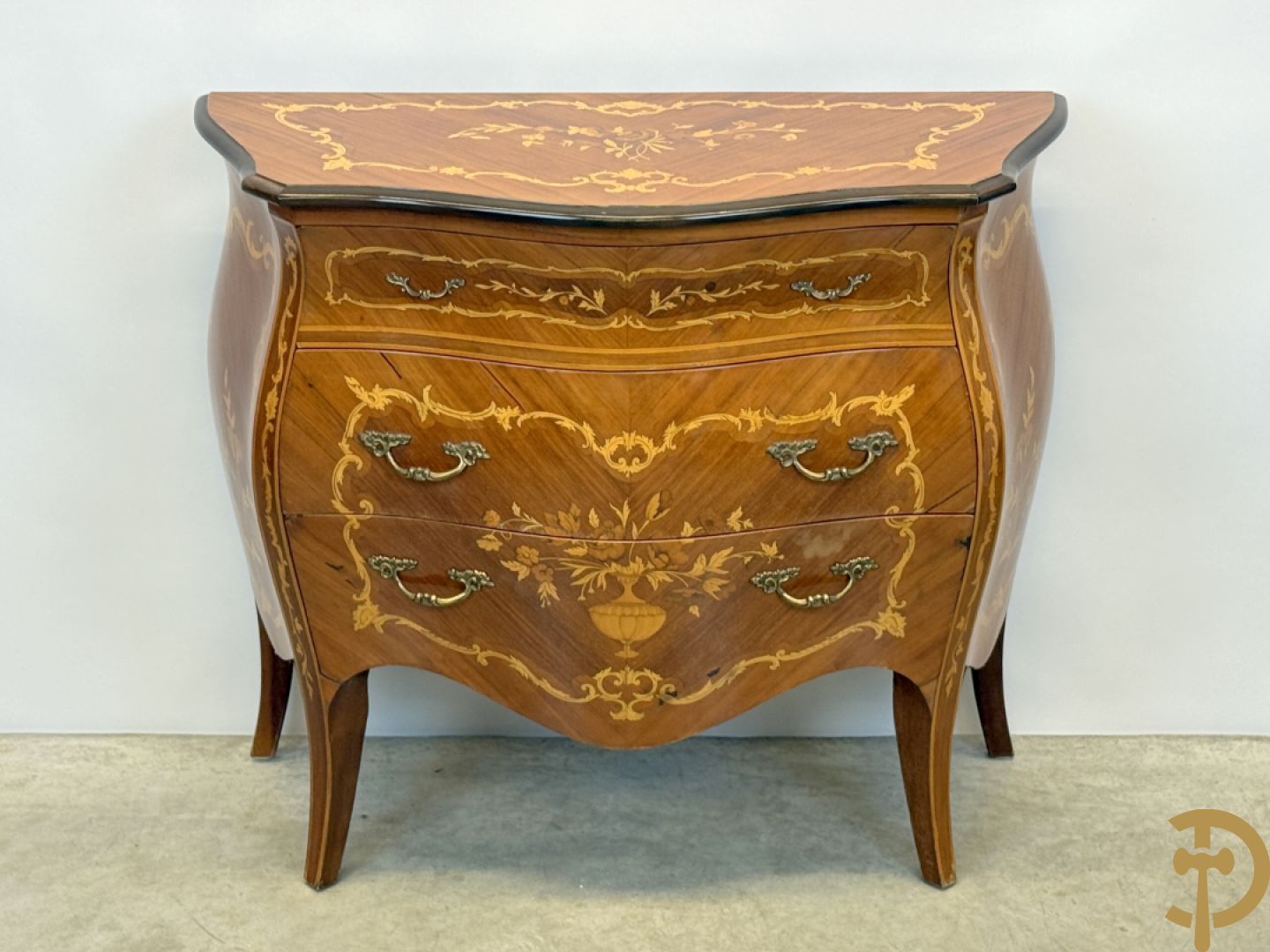 Gegalbeerde notelaren commode met 3 lades en bloemenmarketterie