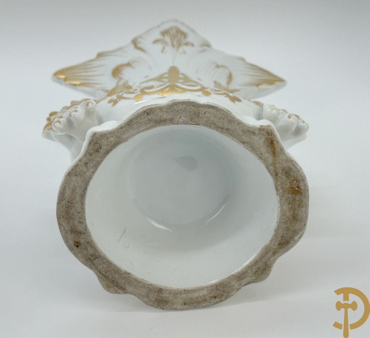 Paar Vieux Bruxelles cornetvazen met religieuse symboliek + grote tas op onderschaal + amfoorvaas