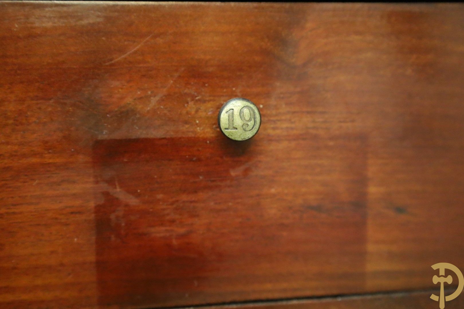 Imposant notelaren cilinderbureau met bovenbouw met ingemaakte lades, cilinderklep en uittrekbaar schrijfblad - drie deuren onderaan - 19e