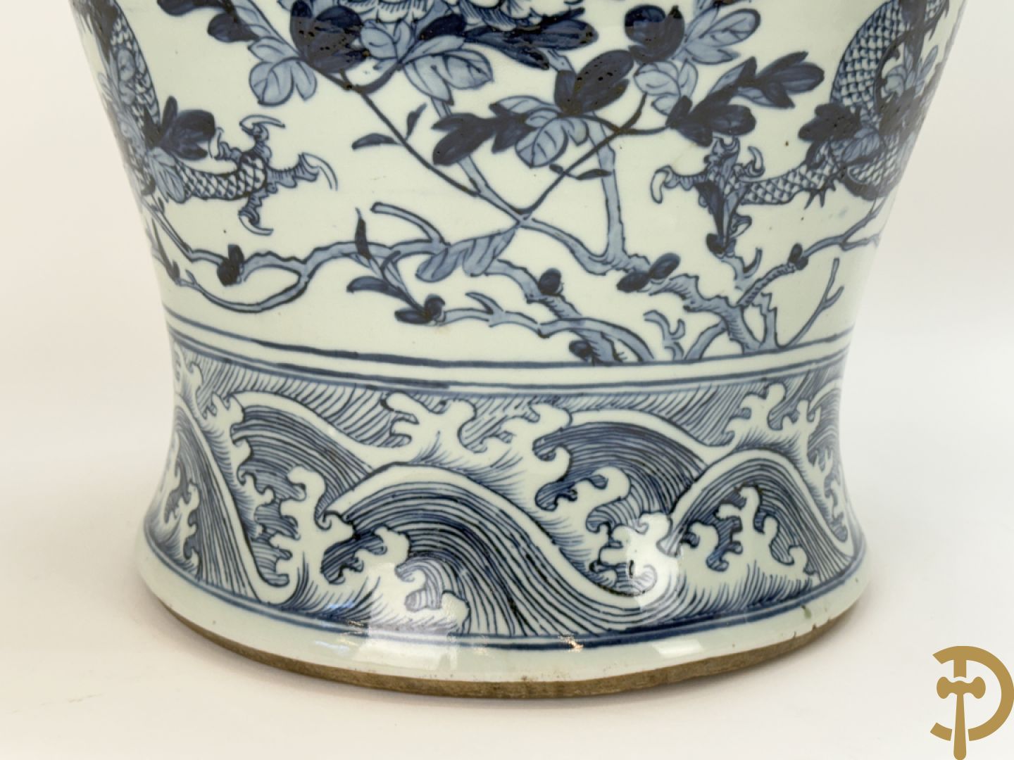 Paar Chinese blauw/witte porseleinen dekselvazen gedecoreerd met draken en bloemenmotieven, als lampadaire omgebouwd