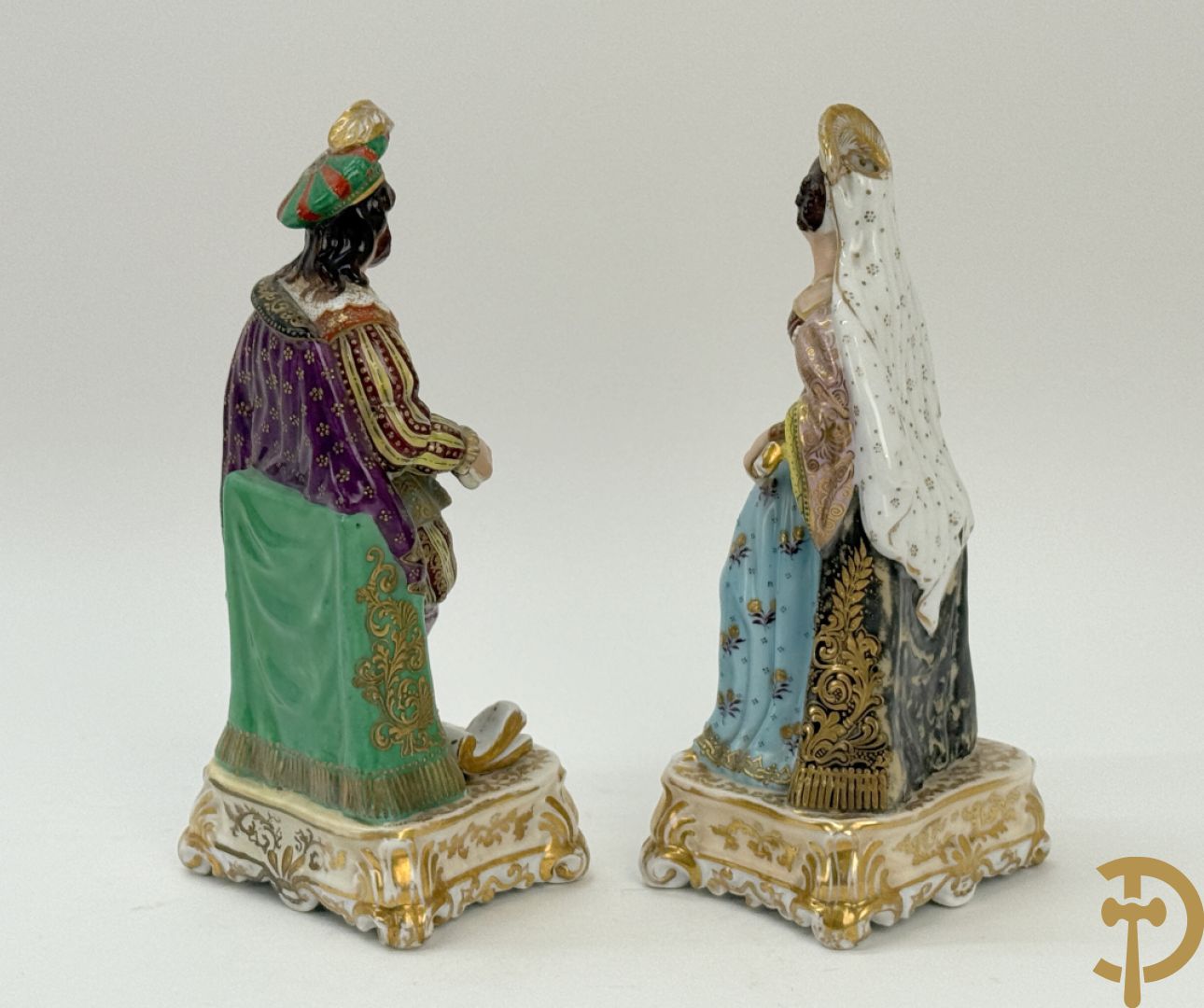 Paar 19e porseleinen Vieux Paris beeldjes van edelheer en edelvrouw