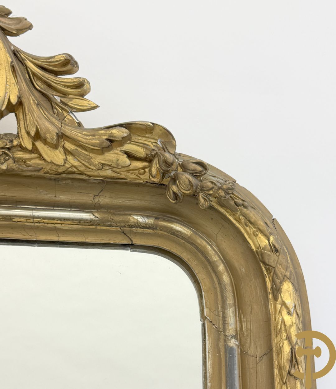 Grote vergulde hall spiegel bezet met troffee van cupido