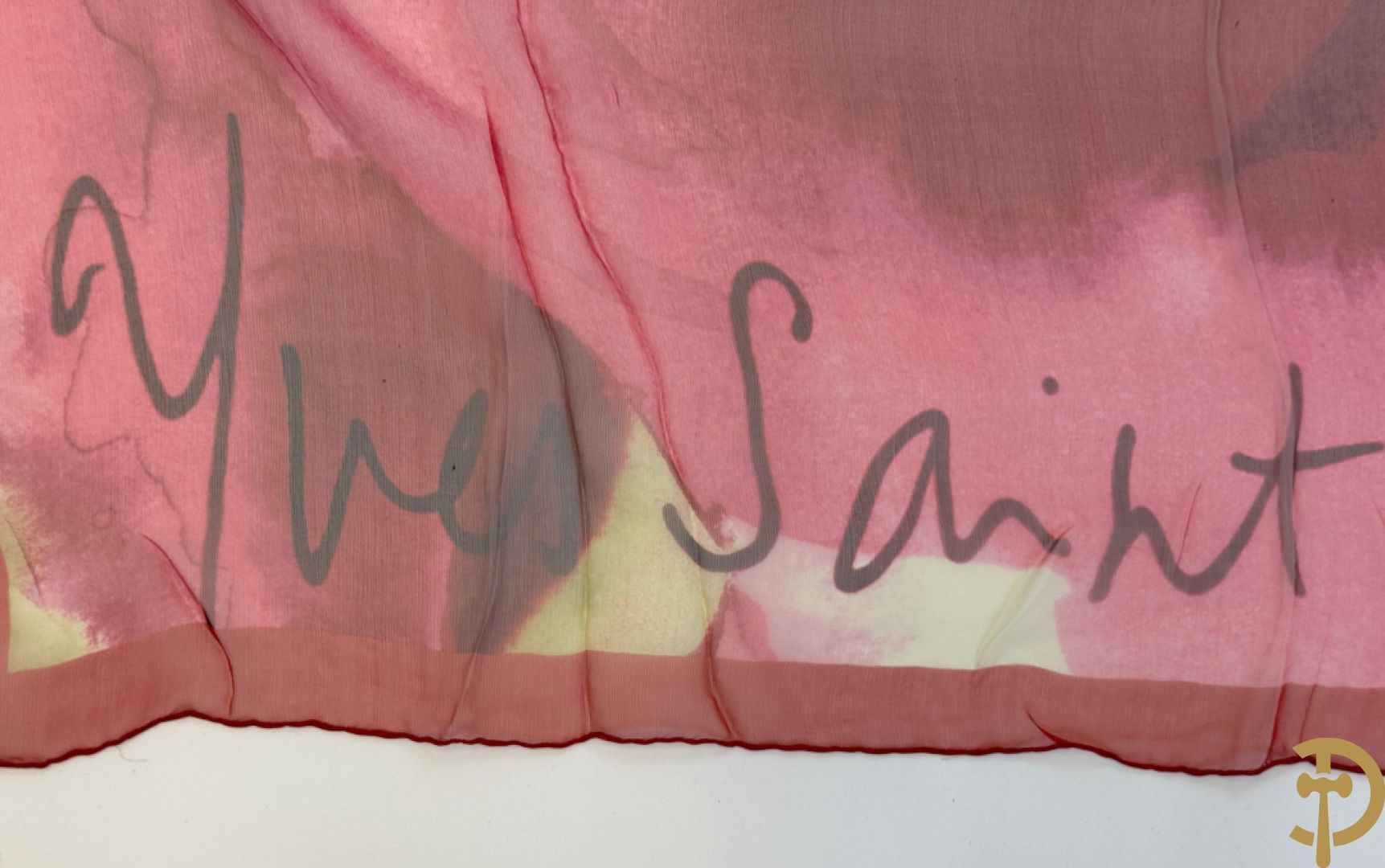 Vier foulards Yves Saint Laurent (nooit gedragen komt uit winkel restant)