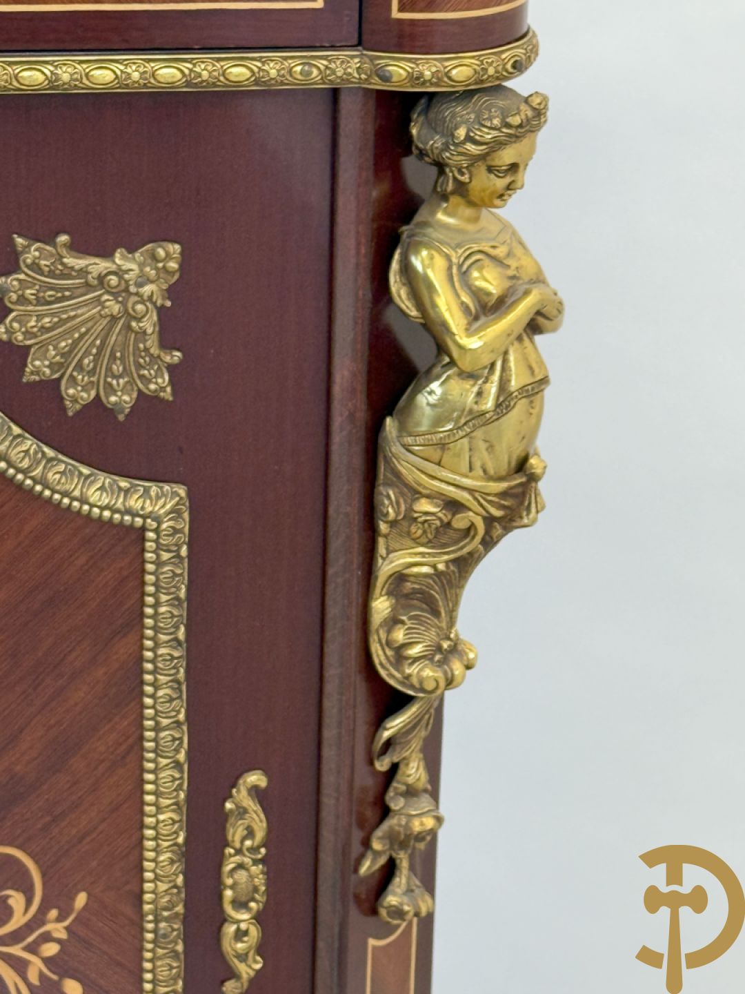 Notelaren vierdeursdressoir met 3 laden, gemarketteerde bloementaferelen en ovale bronzen plakkettes - zijdelings met damesfiguren - bovenaan met wit marmeren blad