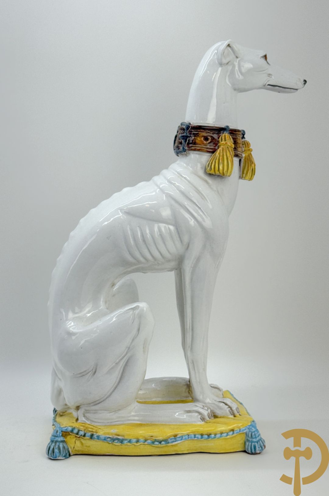 Italiaanse keramieken neergezeten witte windhond op kussen