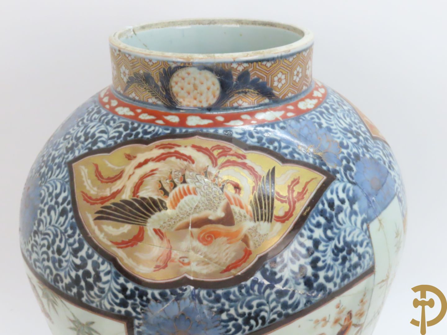 Grote Japanse Imari dekselpotiche bezet met fo hond en natuurtaferelen