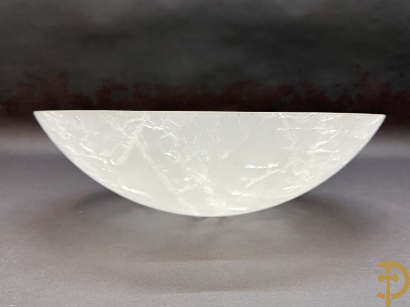 Wolf Helmut (getekend onderaan) Gepolierde schaal/bowl van wit geaderd bergkristal met rechte rand onder getekend WOLF H. (Steinbildhauer, Edelsteingestalter, aus Kirschweiler, Idar-Oberstein),