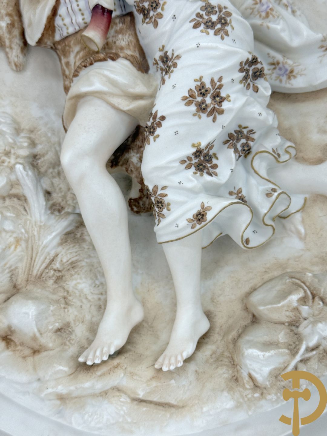 Paar ovale basreliefs met romantisch koppel en cupido in biscuit, achteraan onleesbaar gestempeld