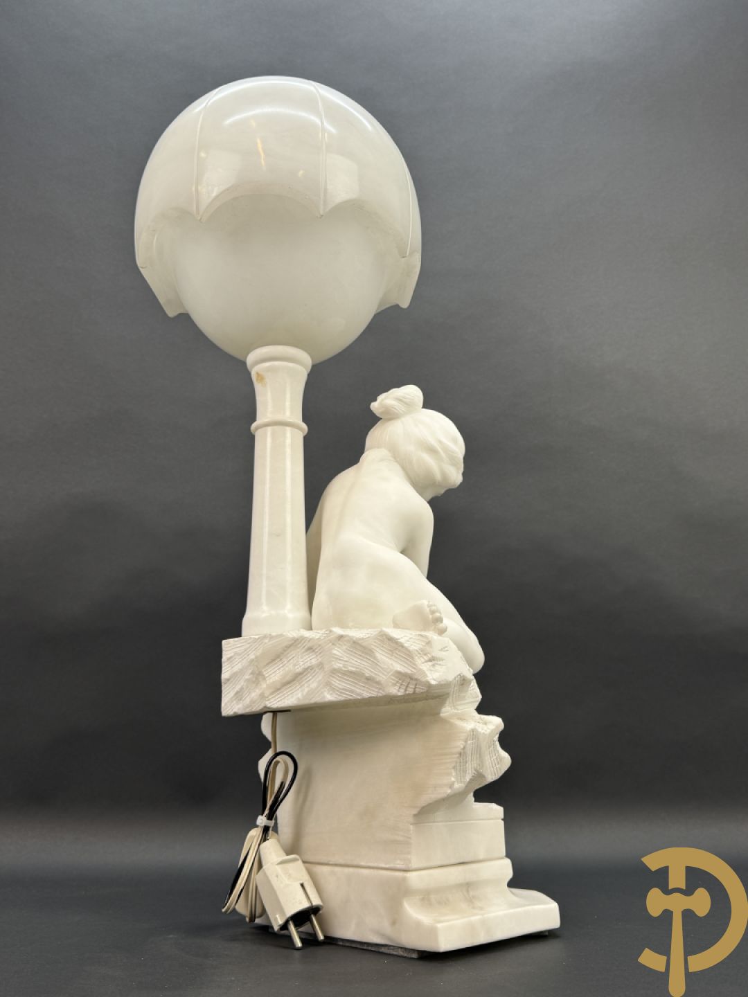 Albast beeld met meisje met poes en lamp