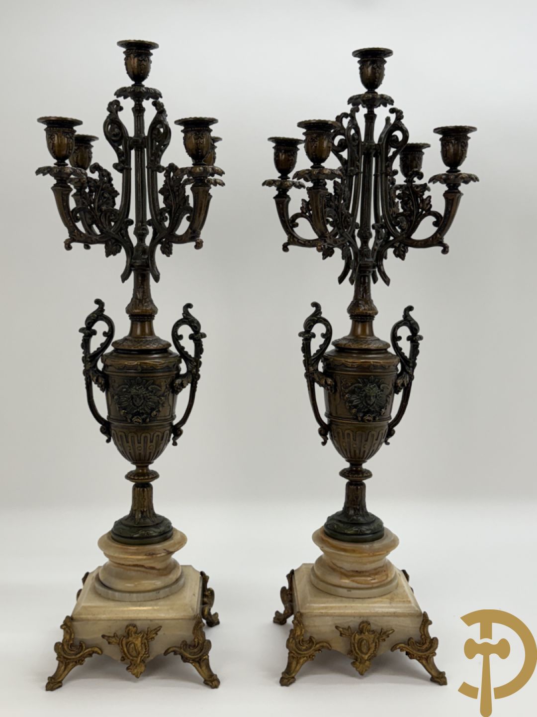 Driedelige zamak garnituur bestaande uit pendule met cupido en dame geflankeerd door paar vijfarmige kandelaars, Bruchon getekend