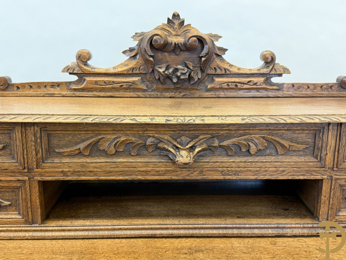 Massief eiken Frans bureel met lades op getorste poten met opstand, 19e