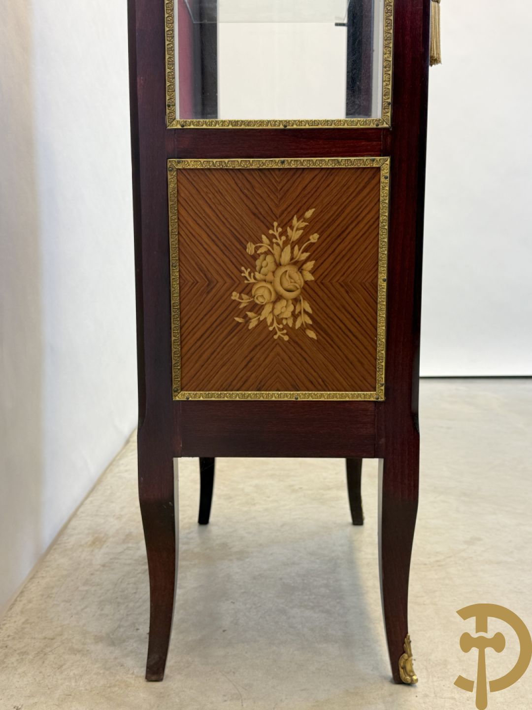 Notelaren vitrine met bloemenmarketterie en bronzen gallerij