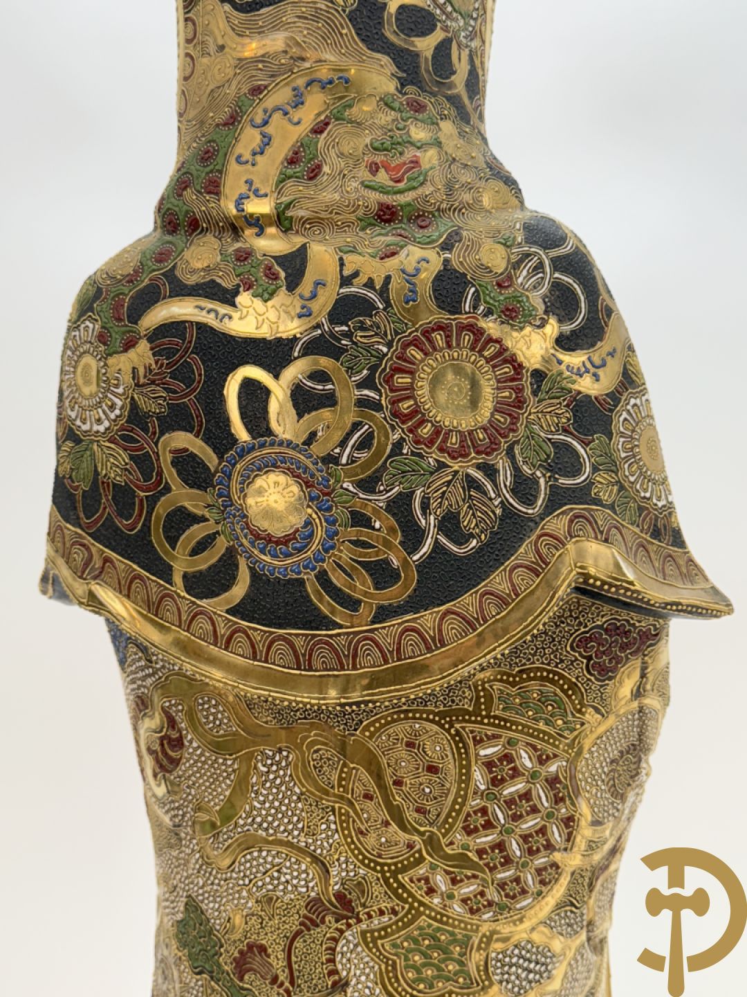 Grote staande Kwan Yin in Japans Satsumat porselein