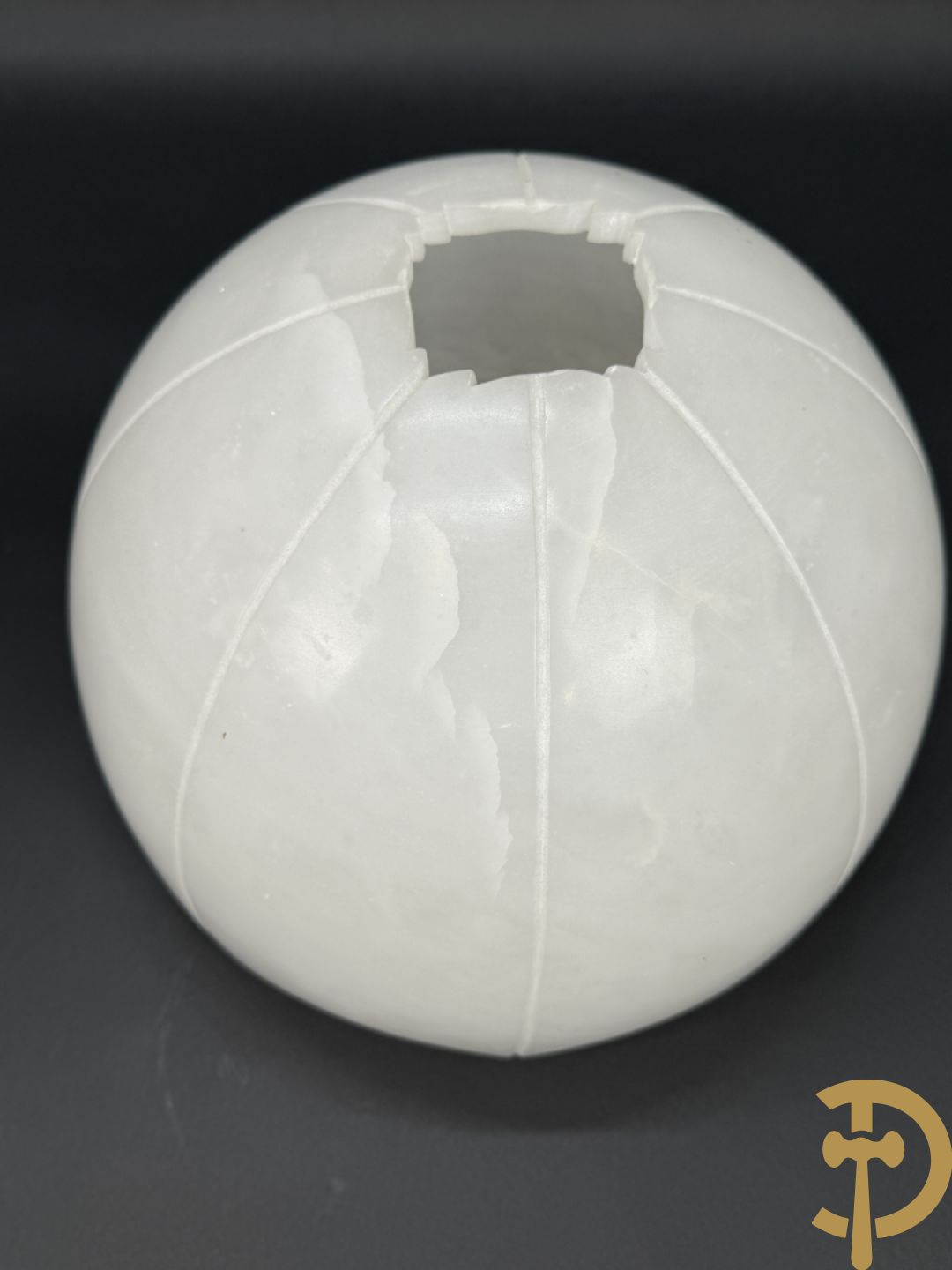 Albast beeld met meisje met poes en lamp