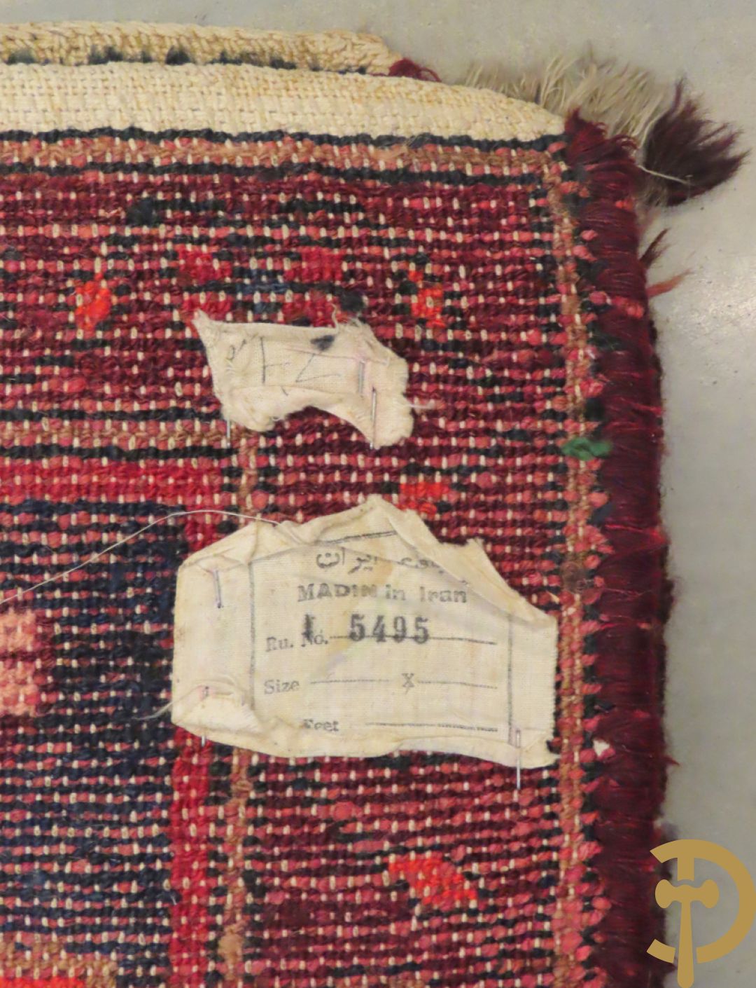 Oosterse handgeknoopt tapijt met geometrische motieven op blauwe fond Malayer + Oosters handgeknoopt tapijt met bloemenpatronen rode fond Kashkay