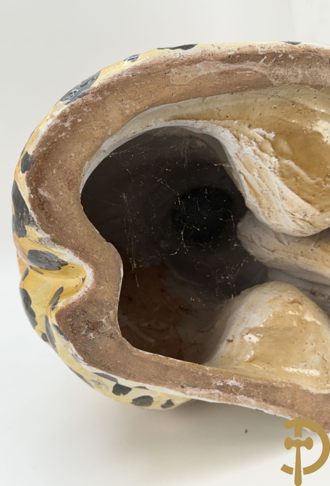 Vintage luipaard in meerkleurig geglazuurde faience met opengesperde bek