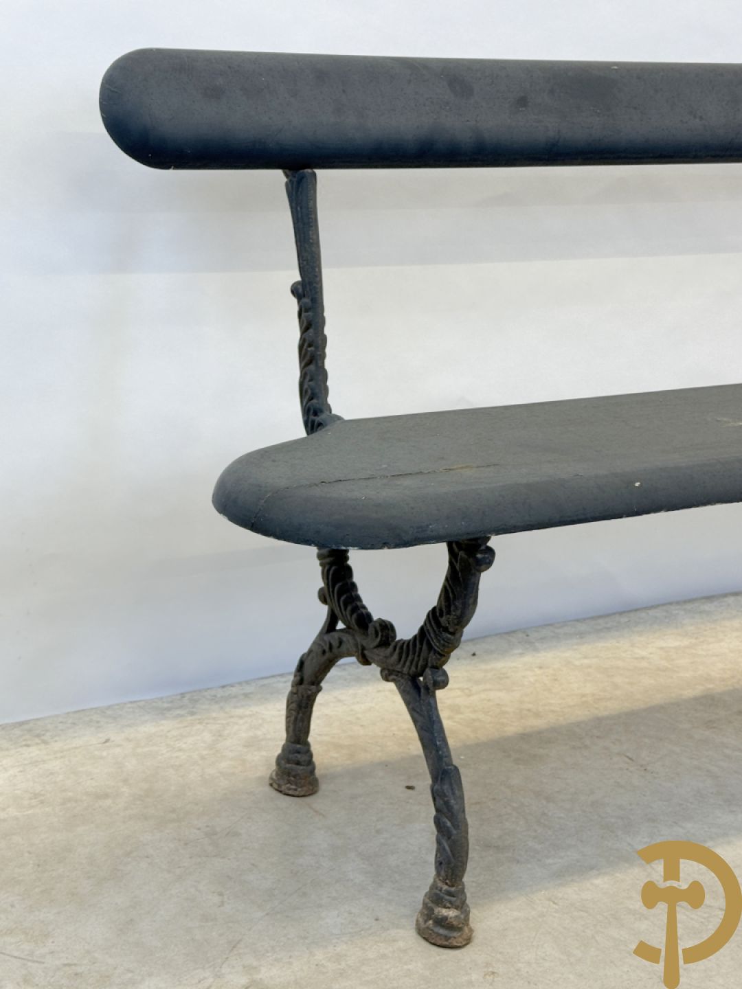 Tuinbank met houten beschilderde zitting en rugleuning op metalen chassis