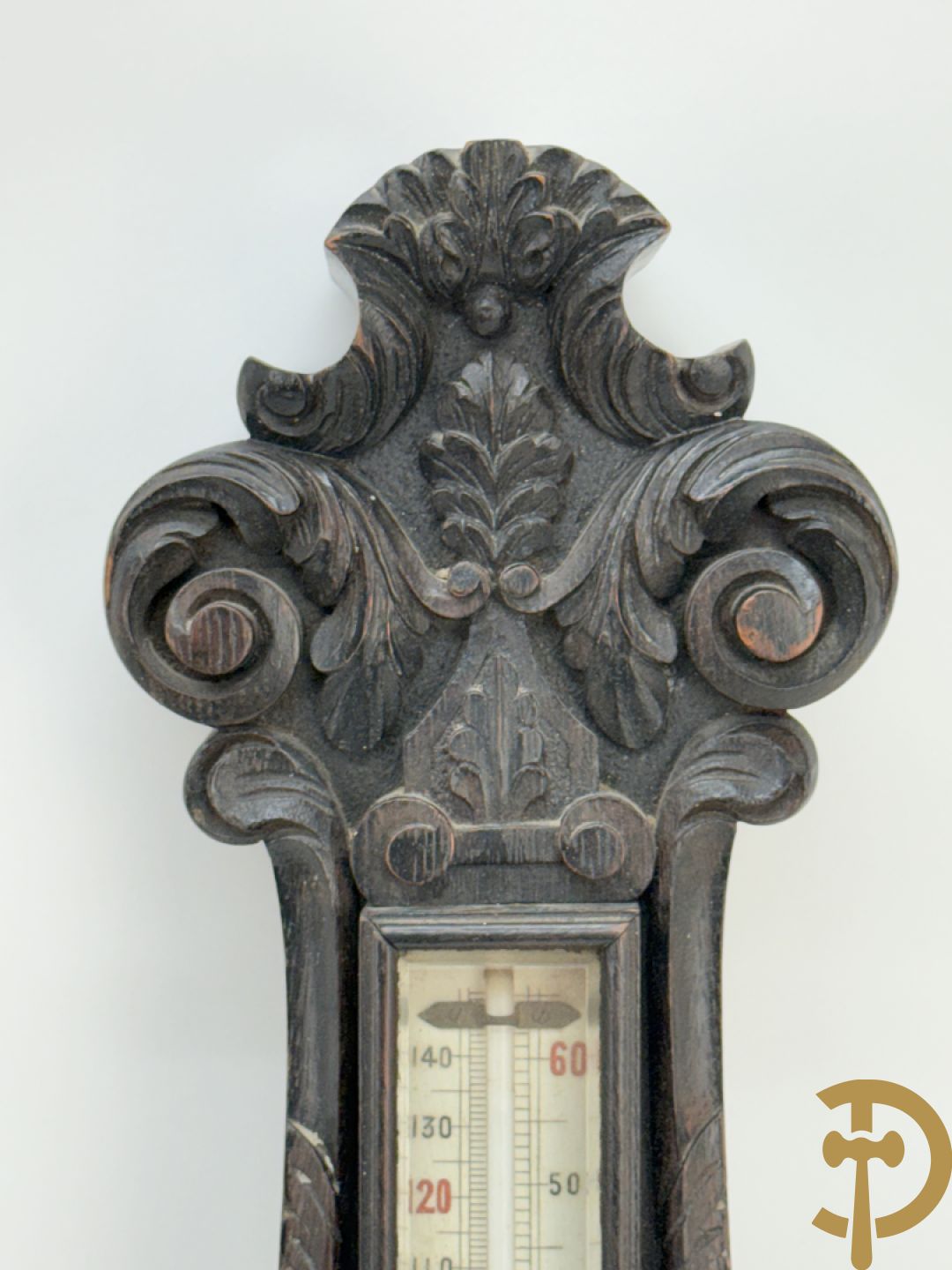 Massief eiken Engelse gesculpteerde baro- en thermometer + houtgesculpteerde console van narrenfiguur met basrelief