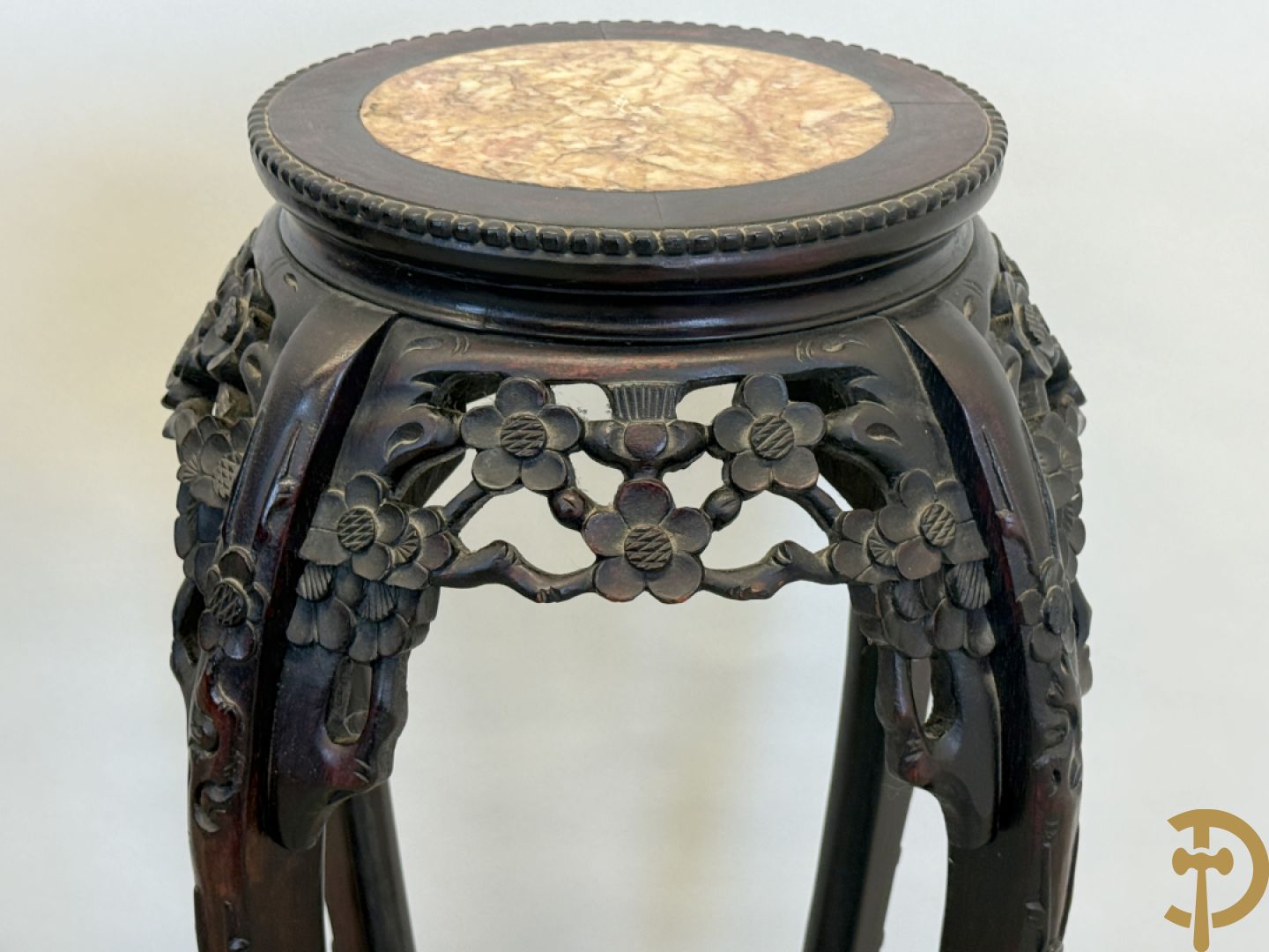 Paar hoge Chinese handgesculpteerde staanders met bloemen