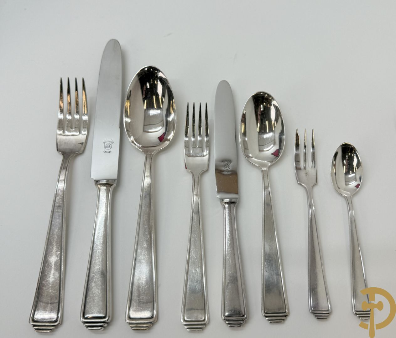 Massief zilveren bestek in koffer, gemerkt AWS 800, bestaande uit 12 vorken, 12 lepels, 12 messen, 12 dessertvorken, 12 dessertlepels, 12 dessertmessen, 12 koffielepels en 12 taartvorkjes + 12 verzilverde  visvorken en vismessen gemerkt Wello + verzilverde soepscheplepel gemerkt Wellner 90